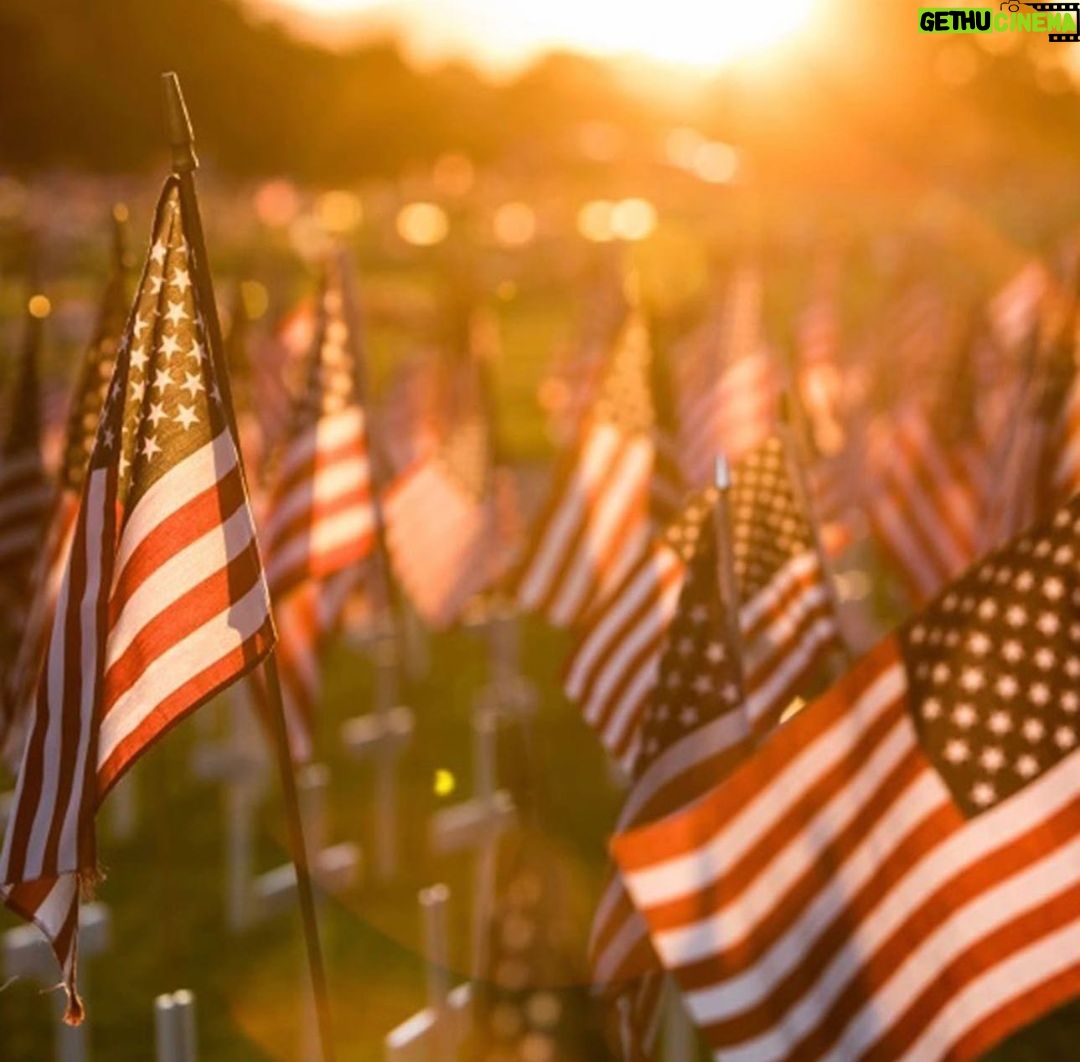Michelle Pfeiffer Instagram - Thinking about the men and women who made the ultimate sacrifice in service for our country and their families. So grateful. 🤍