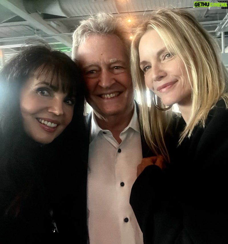 Michelle Pfeiffer Instagram - Happy Earth Day, everybody! 🤍🌱🌍 So great seeing @environmentalworkinggroup’s co-founder Ken Cook and fellow board member @ninamontee, co-founder of the @happiest_baby Snoo. I had THE best time last night seeing old friends and making new ones at EWG’s 30th Anniversary Earth Dinner! Whether educating people or lobbying Congress for safer laws, this is a powerful organization fighting for our health, and making change happen every single day. Grateful to all of you who came and contributed! Here’s to the next 30 years of advocacy! Planet earth needs it now more than ever!!! 🤍🌱🌍