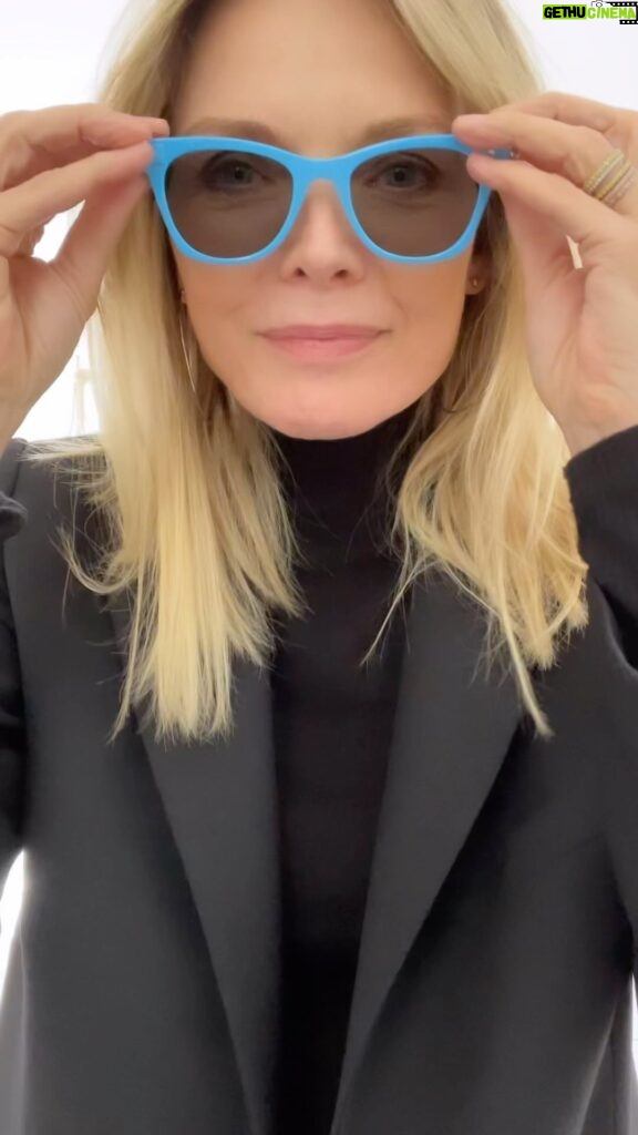 Michelle Pfeiffer Instagram - Black or Blue? Thanks @jimmyfallon for the Flippies by 🕶️ @warbyparker! All proceeds go to Pupils Project, a program that provides free vision screenings, eye exams, and glasses to school children around the country. 🖤💙