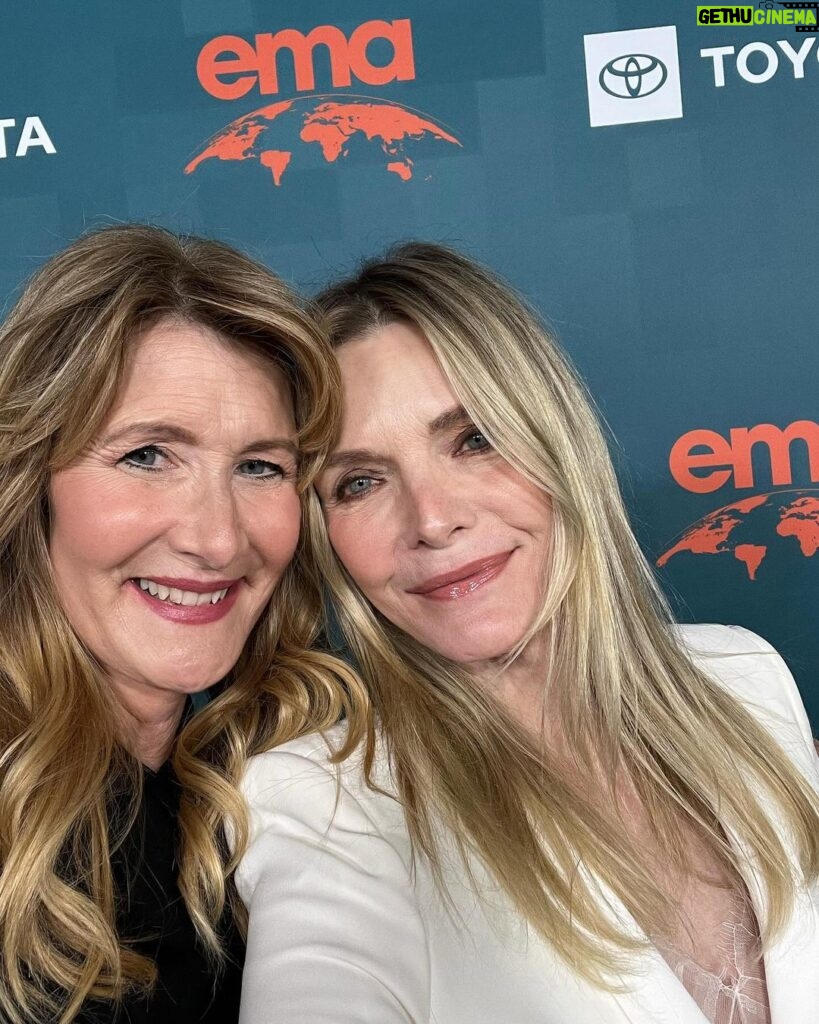 Michelle Pfeiffer Instagram - So lucky to have been at the Entertainment Media Awards last night to witness the incomparable @LauraDern give the speech this country needs to hear as well as receive an award for her documentary “Common Ground” and her ongoing commitment in the fight against climate change. What a night! So inspiring. Congrats, Laura 🤍