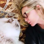 Michelle Pfeiffer Instagram - Me and my cat. 💛😻 Bella kisses on #nationalcatday