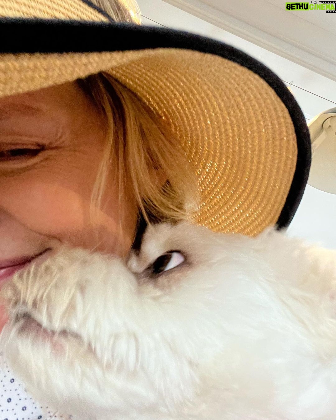 Michelle Pfeiffer Instagram - Reunited with my friend Piper. ❤️