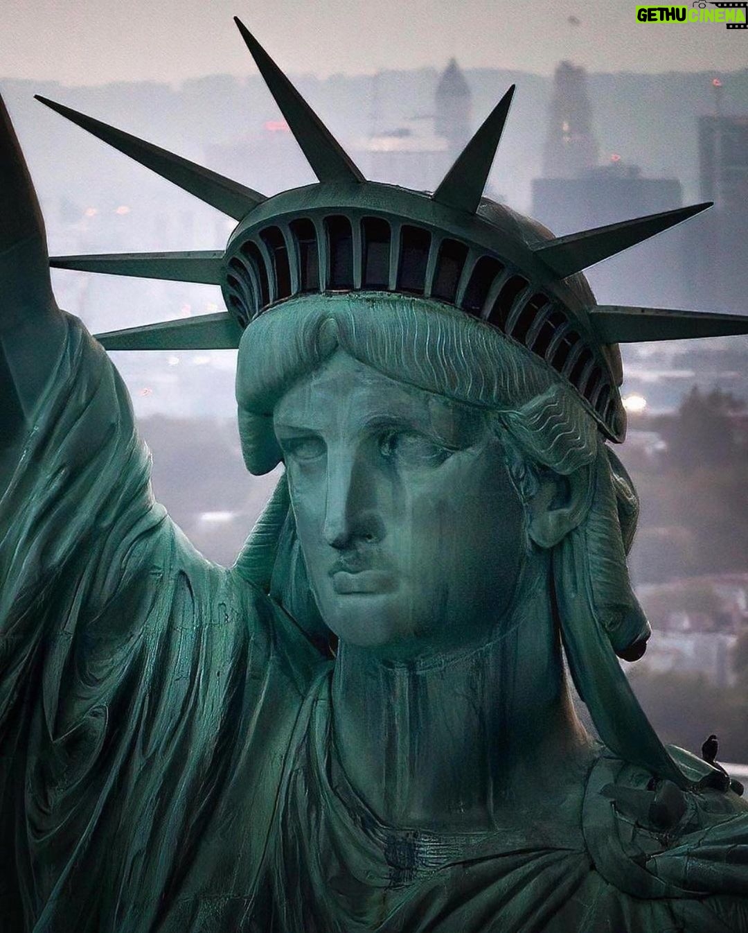 Michelle Pfeiffer Instagram - Lady Liberty, our Beacon of Freedom and Justice. 🙏🏼 “Her crown represents light with its spikes evoking sun rays extending out to the world; the tablet, inscribed with July 4, 1776 in Roman numerals, noting American independence; to symbolize the end of slavery, Bartholdi placed a broken shackle and chains at the Statue’s foot.” Words: StatueofLiberty.org Photos: Paul Seibert @beholdingeye