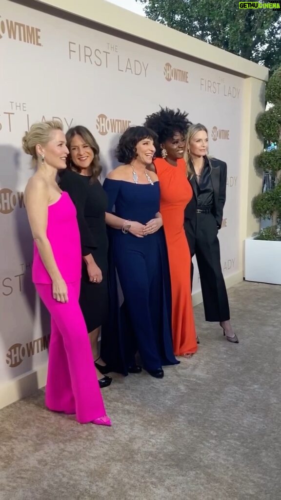 Michelle Pfeiffer Instagram - An incredible evening celebrating the hard work of the immensely talented cast and crew of @thefirstlady_sho. I can’t wait to finally share our work with the world this Sunday evening! #thefirstlady @violadavis @gilliana @susannebier @dakotafanning A huge thank you to my team @richardmarin @brigittemakeup @samanthamcmillen_stylist for getting me red carpet ready.