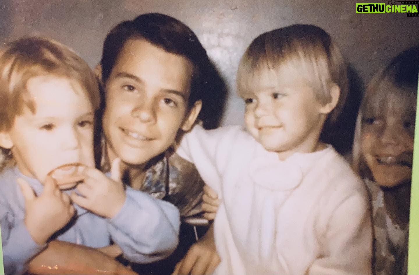 Michelle Pfeiffer Instagram - ✨Indivisible. Happy Sibling Day to my clan; Rick, DeDee & Lori. So grateful for you guys.🙏🏼❤️Guess which one is me?🤔