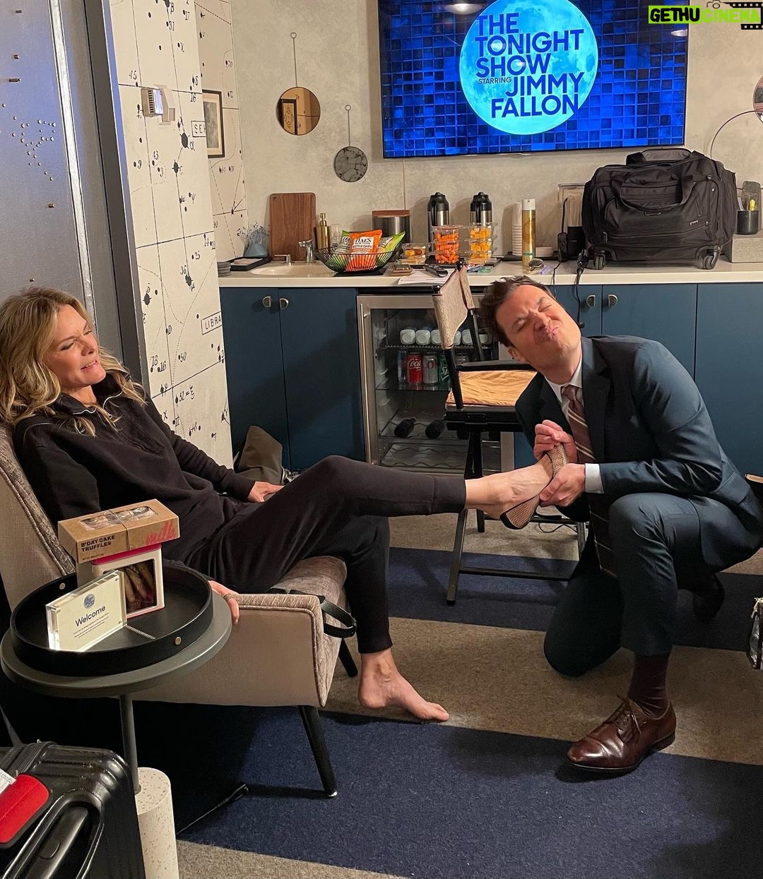 Michelle Pfeiffer Instagram - Having a Cinderella moment 👠 with @jimmyfallon. Catch it tonight on @fallontonight ❤️