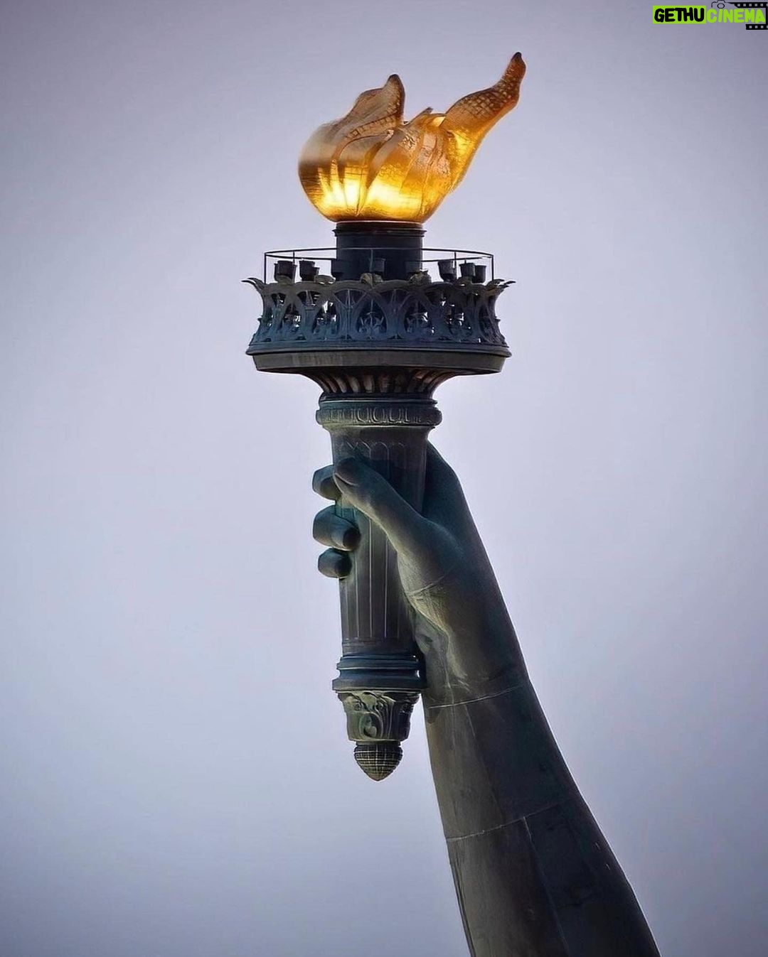 Michelle Pfeiffer Instagram - Lady Liberty, our Beacon of Freedom and Justice. 🙏🏼 “Her crown represents light with its spikes evoking sun rays extending out to the world; the tablet, inscribed with July 4, 1776 in Roman numerals, noting American independence; to symbolize the end of slavery, Bartholdi placed a broken shackle and chains at the Statue’s foot.” Words: StatueofLiberty.org Photos: Paul Seibert @beholdingeye