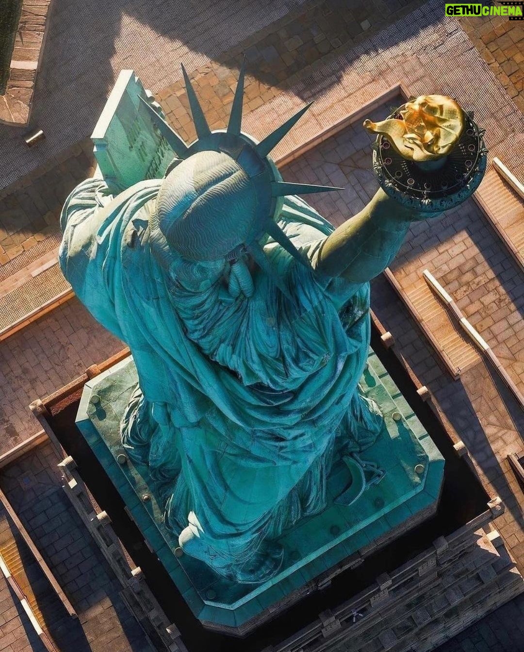 Michelle Pfeiffer Instagram - Lady Liberty, our Beacon of Freedom and Justice. 🙏🏼 “Her crown represents light with its spikes evoking sun rays extending out to the world; the tablet, inscribed with July 4, 1776 in Roman numerals, noting American independence; to symbolize the end of slavery, Bartholdi placed a broken shackle and chains at the Statue’s foot.” Words: StatueofLiberty.org Photos: Paul Seibert @beholdingeye
