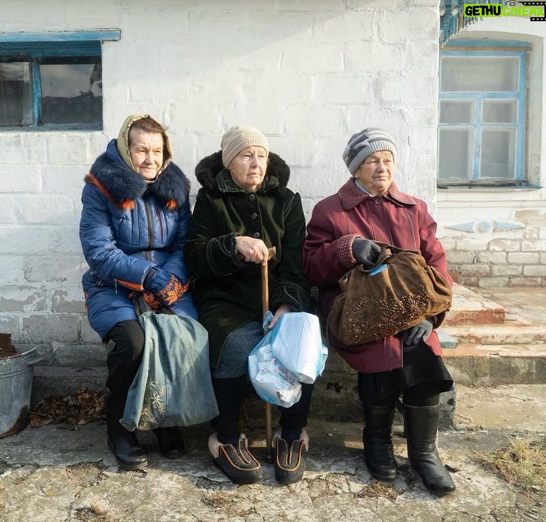 Michelle Pfeiffer Instagram - I am watching in horror and heartbreak as the unjustified invasion of Ukraine continues to unfold. In researching the ways in which I could support, I found several organizations that are providing direct aid to those affected, whether it be through meals and supplies, medical care, or on-the-ground assistance. Over the next few days, I will be sharing more information on each organization, along with links to donate, on my stories. Please consider supporting in any way you can. 🇺🇦❤️ @doctorswithoutborders @wckitchen @careorg @peopleinneedcz @directrelief @novaukraine @revivedsoldiersukraine