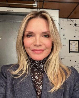 Michelle Pfeiffer Instagram - Happy Sunday, everybody ✨