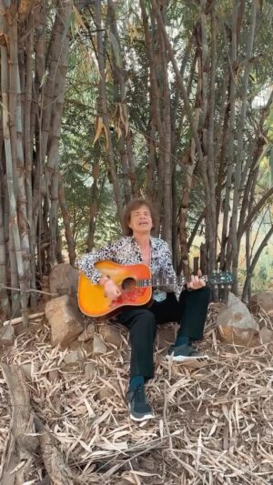 Mick Jagger Instagram - Thanks India 
Got away from it all here!

धन्यवाद और नमस्ते भारत। रोज़ के कामों से दूर; इधर आकर मुझे बड़ी ख़ुशी हुई। । आप सबको बहुत प्यार के साथ, मिक।