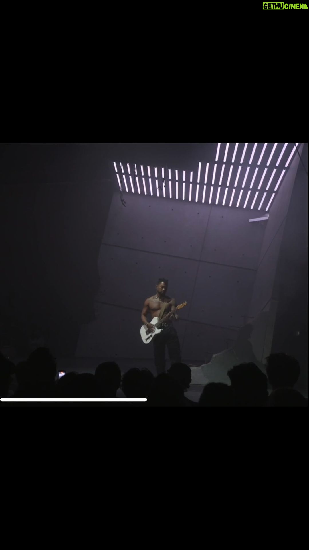 Miguel - 35.3K Likes - …make peace w the past cause tomorrow comes way too fast
#VISCERA