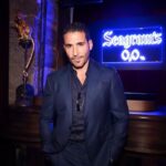 Miguel Ángel Silvestre Instagram - Contigo y un #seagrams00 ya estaríamos todos! #conorgullo @seagrams_es #seagrams #publi