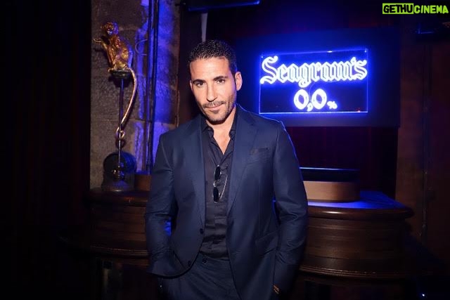 Miguel Ángel Silvestre Instagram - Contigo y un #seagrams00 ya estaríamos todos! #conorgullo @seagrams_es #seagrams #publi