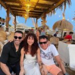 Miguel Ángel Silvestre Instagram - Vivir, tal vez soñar. Mil atardeceres así junto a #EstherMartinez y @alexpinaoficial Ellos le daban voz a Moisés y a todos los personajes de @skyrojo . Yo les llamaba, ellos mimaban mis dudas y me daban trampolines para volar sin motor. Bufff gracias, vuestra dedicación, amor y paciencia. Mil sueños así.