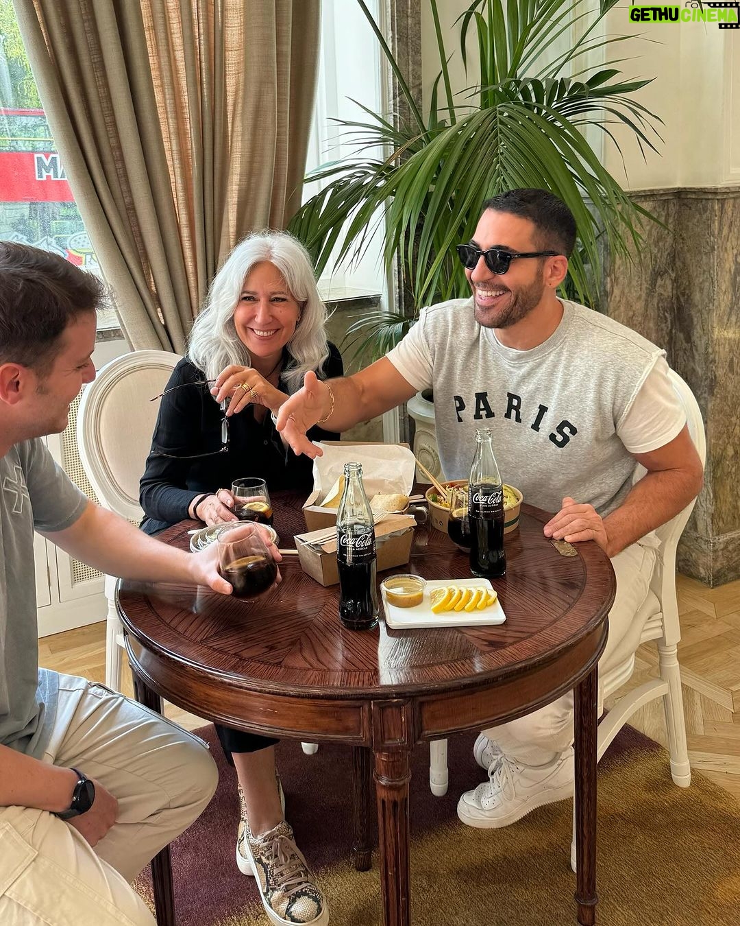Miguel Ángel Silvestre Instagram - Domingos de picnic! Cuando tus compis te traen sorpresas inesperadas para disfrutar juntos... #recipeformagic @cocacola_esp @esegurah #publi
