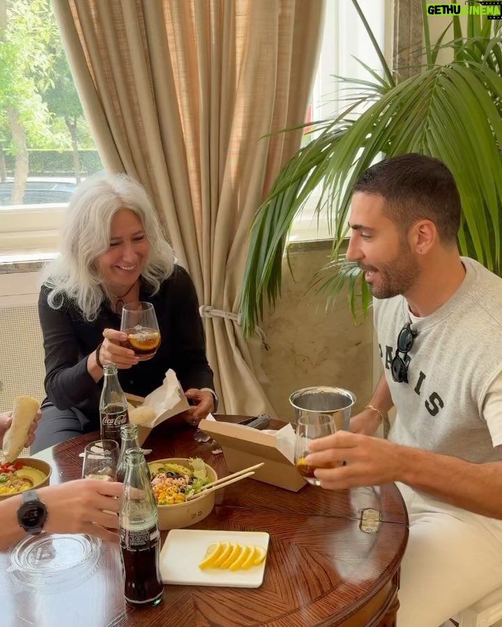 Miguel Ángel Silvestre Instagram - Domingos de picnic! Cuando tus compis te traen sorpresas inesperadas para disfrutar juntos... #recipeformagic @cocacola_esp @esegurah #publi