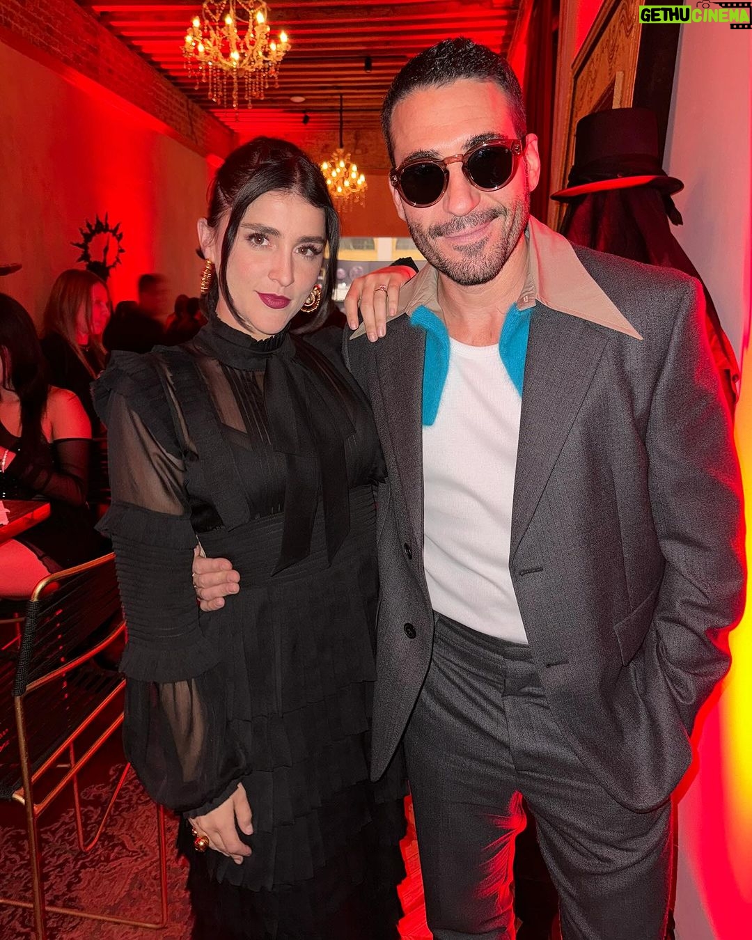 Miguel Ángel Silvestre Instagram - Estreno de #30monedas en México. Una noche inolvidable! @prada @hbomaxmx @hbomaxla @alexdelaiglesia @hbo
