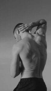 Miguel Ángel Silvestre Instagram - Mi esencia, mis raíces, el agua en el que perderme y donde siempre me encuentro #acquadigio @armanibeauty #publi @jesus_pyn 🎥 @ricardokuettel