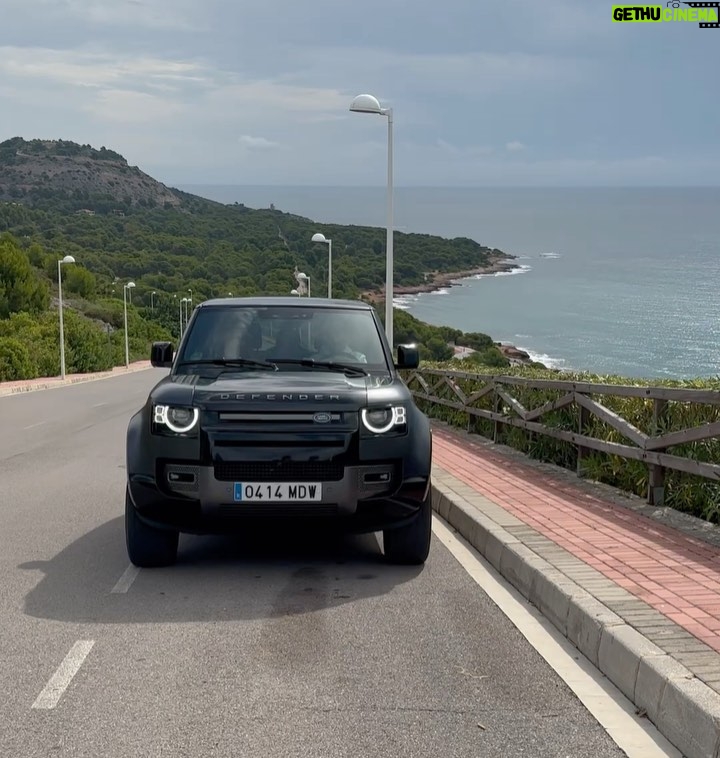 Miguel Ángel Silvestre Instagram - Ven a descubrir un Paraíso #defender @landrover @turismodecastellon @turismobenicassim Torre de la Colomera