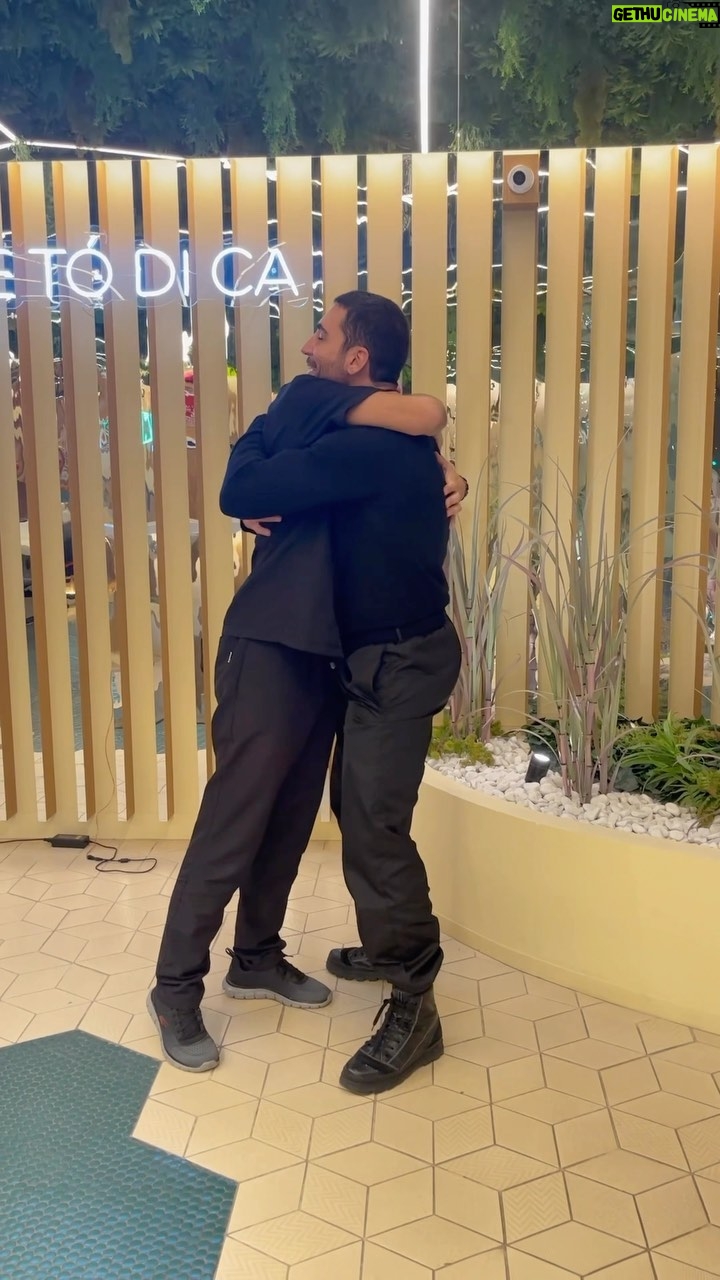 Miguel Ángel Silvestre Instagram - El poder de un abrazo. Gracias @rafael_guzman_garcia @centrometodica Me siento muy afortunado de haberos conocido. Por un futuro mejor y más saludable. Vuestro trabajo es alucinante. Córdoba, Spain