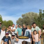 Miguel Ángel Silvestre Instagram - Mis abuelos nos reunía los domingos y cocinaban paella para toda la familia en una masía a las afueras. Ellos se fueron y mis tí@s cogieron el testigo, ahora nosotros aprendemos a hacer la paella como lo hacían ellos. Eso para mi es vida y alegría.