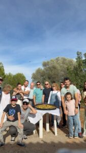 Miguel Ángel Silvestre Instagram - Mis abuelos nos reunía los domingos y cocinaban paella para toda la familia en una masía a las afueras. Ellos se fueron y mis tí@s cogieron el testigo, ahora nosotros aprendemos a hacer la paella como lo hacían ellos. Eso para mi es vida y alegría.