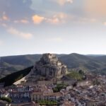 Miguel Ángel Silvestre Instagram - @alexdelaiglesia la próxima temporada de #30monedas aquí, en Morella. @turismodecastellon #turismodecastellon #morella @laboratoriodeideas.es Dron @migmarquina