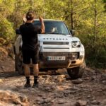 Miguel Ángel Silvestre Instagram - Living the moment con @landrover #defender @rosabellon Con el maestro #FieNestor.