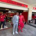 Miguel Ángel Silvestre Instagram - Mi highlight de la semana… mes… y año. Conocer a @carlossainz55 Vivir de cerca con su equipo toda la adrenalina del momento… Observar de cerca, su Don y capacidad de mantener la serenidad a 300 km/h con una responsabilidad inimaginable. Mucha suerte para hoy @carlossainz55 💥❤️