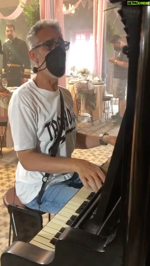 Miguel Varoni Instagram - @malverdelaserie … y así … pasándola bien y perfecto …