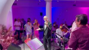 Miguel Varoni Instagram - Siiiii … cumpliendo sueños … así es que es … CUMPLIENDO SUEÑOS!!! cante aunque no cante y baile aunque no baile … pero eso si … dele gracias a DIOS por la vida … dele gracias a DIOS POR TODO !!!