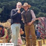 Miguel Varoni Instagram - Además del estreno de @malverdelaserie a las 10/9 centro por @telemundo , hoy cumple años mi amigo @pedro.fer a quien admiro por su seriedad, respeto, entrega, cumplimiento, amor, honestidad, buena onda, voz de locos, cantante, compositor … Este man de verdad pa’ Dios, es una verdadera estrella y un gran ejemplo para todos. ⁣ Tengo la suerte de haberlo dirigido y de poder decir hoy que somos amigos.⁣ Dios te bendiga “Mi Bro” y que cumplas un millón de años más rodeado por esa familia maravillosa.⁣ Solo me queda decir que … cuento los días para volver a trabajar contigo. ⁣ Feliz cumpleaños #felizcumpleañospedrofernandez #felizcumpleaños