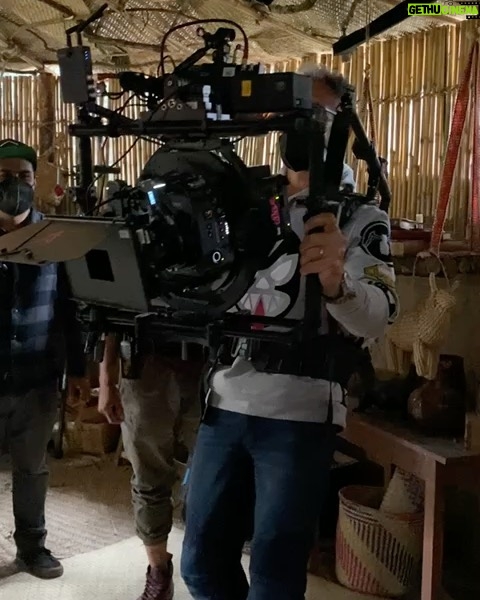 Miguel Varoni Instagram - No es la cámara !!! No es el estabilizador !!! ES EL SACO ... ES LA SUDADERA DISEÑADA POR @vero_solis ... siiiiii la fuerza la da #josefinabyverosolis ... YESSSS RRRRREEEE YESSSSSS ...