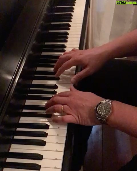 Miguel Varoni Instagram - Karla en inglés ... en su versión completa ... para presentaciones comunicarse con @catherinesiachoque ... NOOOO SEEEE LOOOO PIERDANNNN !!!!