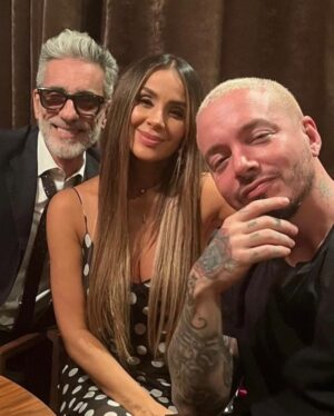 Miguel Varoni Instagram - De Colombia para el mundo!!! 💛💙❤️ “Hay niveles” pero @jbalvin es “nivelazo”!!! ⬆️

#colombia #jbalvin #varoni #siachoque #reggaeton #music #actor #live #singer #love #friends #usa #mexico