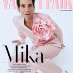 Mika Instagram - Una carovana tra le isole greche, un sugo al pomodoro preparato a mano e la felicità che fa rima con scomodità. Questi sono i suoi 40 anni, che compie il 18 agosto da «tigre sorridente». Con la consapevolezza che «avere a che fare con la morte può farti capire meglio la vita». Mika (@mikainstagram) è il protagonista della cover digitale di questa settimana. 🔗 L'intervista di @stefisalta al link in bio Foto: @royalgilbert Art direction: Thierry-Maxime Loirot Hair: Geraldine Fougerat-Gay Abiti, Atelier Mika. Scarpe, Louboutin Ufficio stampa: @goigest #VFdigitalcover
