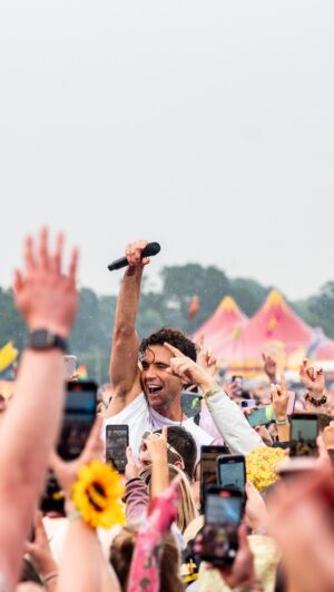 Mika Instagram - Something magic happened yesterday…. UK Isle Of Wight Festival

This audience was a ray of sunshine under the pouring rain #magic #thankyou 

Footage @isleofwightfest 
Cover image @slb_photo