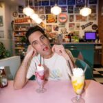 Mika Instagram – Occupé à préparer la nouvelle tournée et à tourner le clip de Jane Birkin DEMAIN ! Pour l’instant, voici quelques photos de moi à Paris posant avec un cupcake…et du nouveau merch ! Allez regarder les nouveaux produits via le lien dans ma bio !
 
Busy preparing the new tour and shooting the Jane Birkin music video TOMORROW! For now though here are some photos of me in Paris posing with a cupcake…and some new merch! Go check the new items out via the link to my French store in the bio!
 
#NewMerch #ApocalypseCalypsoTour

📸 @nina_mzs