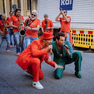 Mika Instagram - Che bel modo di iniziare la giornata qui a Roma suonando "Lollipop" con il mio amico @rosario_fiorello e i fantastici @funkoff1998

Di seguito le date degli spettacoli estivi in Italia!

What a way to start the day here in Rome performing ‘Lollipop' with my friend @rosario_fiorello and the awesome @funkoff1998

Dates for the summer shows in Italy below!

08/07 Cattollica (RN) - Arena Della Regina
10/07 Perugia - Umbria Jazz
12/07 Marostica (VI) - Marostica Summer Festival
15/07 Matera - Sonic Park Matera
16/07 Chieti - Arena La Civitella
23/07 Tarvisio (UD) - No Borders Music Festival

#mika #italy #summer #concerts

📷 @danilodauriafoto