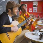 Mika Instagram - Keep it simple... autour d’un café avec @vianneymusique dans un Paris TRÈS pluvieux ! Keeping it simple over a coffee with @vianneymusique today during a VERY rainy day in Paris! #keepitsimple #mika #vianney #paris