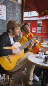 Mika Instagram - Keep it simple... autour d’un café avec @vianneymusique dans un Paris TRÈS pluvieux ! Keeping it simple over a coffee with @vianneymusique today during a VERY rainy day in Paris! #keepitsimple #mika #vianney #paris