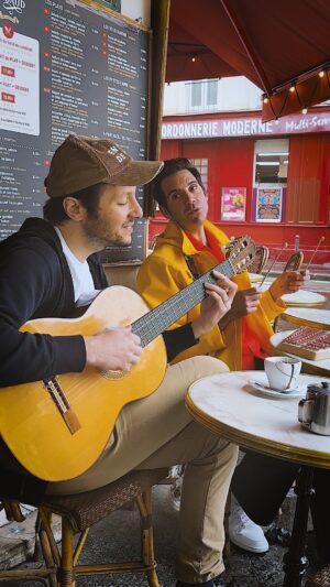 Mika Instagram - Keep it simple... autour d’un café avec @vianneymusique dans un Paris TRÈS pluvieux ! 

Keeping it simple over a coffee with @vianneymusique today during a VERY rainy day in Paris! 

#keepitsimple #mika #vianney #paris