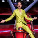 Mika Instagram - De retour pour une nouvelle saison de The Voice aussi féroce que joyeuse. Je ne pourrais pas être plus excité et heureux par ce que nous vivons cette année ! C’est drôle, chaleureux, touchant, les performances font pleurer et les discussions entre coachs vont …dangereusement vite ! Une explosion de bonnes ondes et nous avons hâte de la partager avec vous très bientôt ! Back for a truly ferocious and joyful new season of the voice. I couldn’t be more thrilled and excited about this year. It’s funny, it’s warm, performances make you cry and the talk between us coaches goes dangerously fast! It’s an explosion of good vibes and we cant wait to share it with you all very soon! @zazieonline @vianneymusique @bigfloetoli @itvstudiosfr @TheVoice_TF1 @nikosaliagas #TheVoice 📷 @bureau233