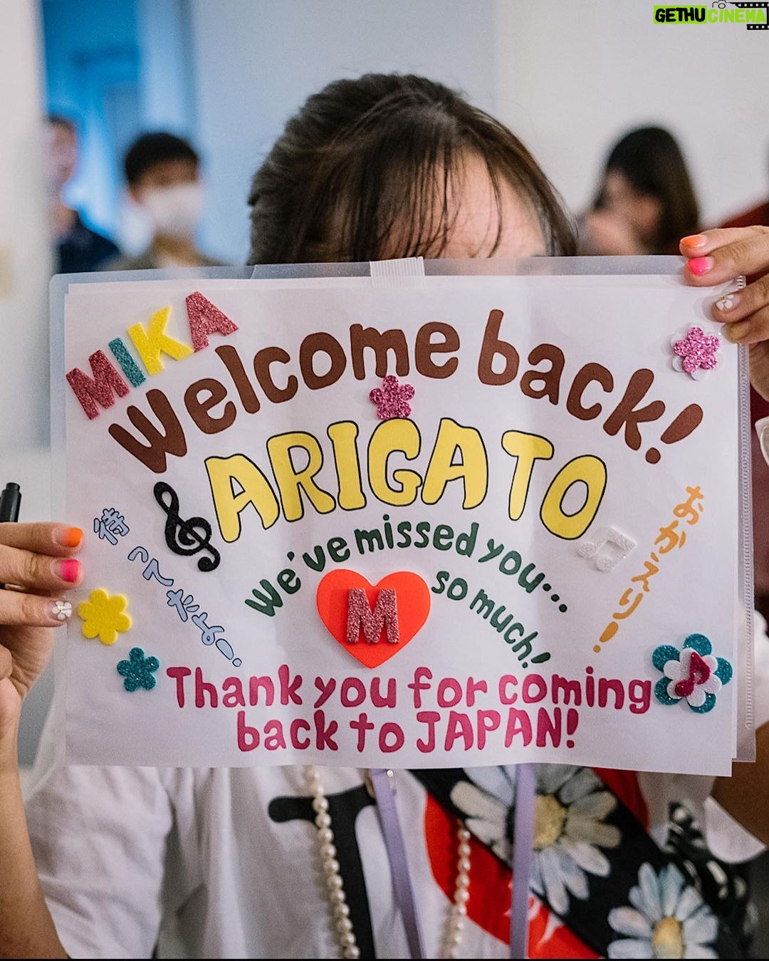 Mika Instagram - This tour is all about reconnecting with fans and playing the music I wasn’t able to bring you when our tour was cancelled in 2020. Finally we are back and it is so so worth it. #mika #japan #tour #osaka #nambahatch 📷 @danilodauriafoto