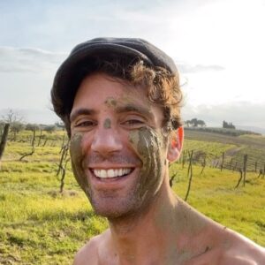 Mika Instagram - Still here in my field. Wishing you all a joyous end of year. May next year be full of bounty, fine weather, mud and fun. Bring it on. 🌞 🌍 ✌🏽 ❤️