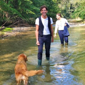 Mika Instagram - When you are dressed for lunch in New York, travel, wake up and end up on a walk, in a river 🐕

🧑🏽‍💼➡️🧑🏽‍🌾