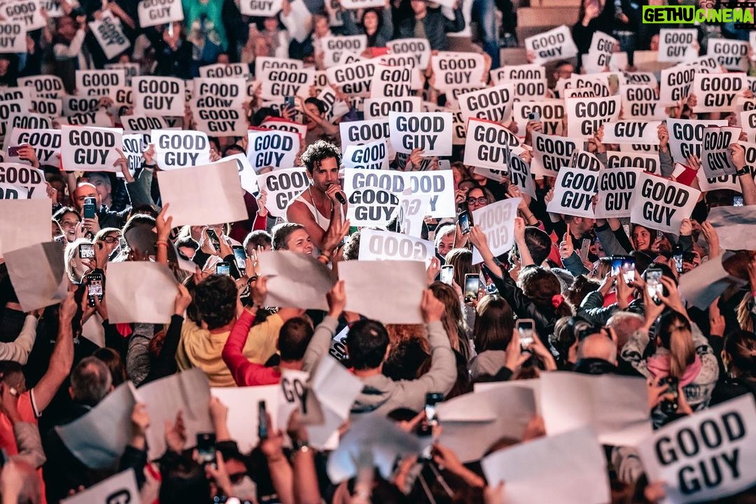 Mika Instagram - SO many special and magic moments thanks to the surprises and fan actions. One of those nights where there are all the spectacular aspects of a huge arena show but with a total erosion of the separation between me and the audience = emotion Una di quelle serate in cui ci sono tutti gli aspetti spettacolari di uno show da grande arena, però con una rimozione totale della separazione fra il pubblico e me. Tanta emozione .