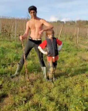 Mika Instagram - Feet on the ground heads in the clouds. Happy new year everyone from my nephew and I. 👑🌲☁️🌤️🍀🍀🍀🤞🏼🤞🏼🤞🏼