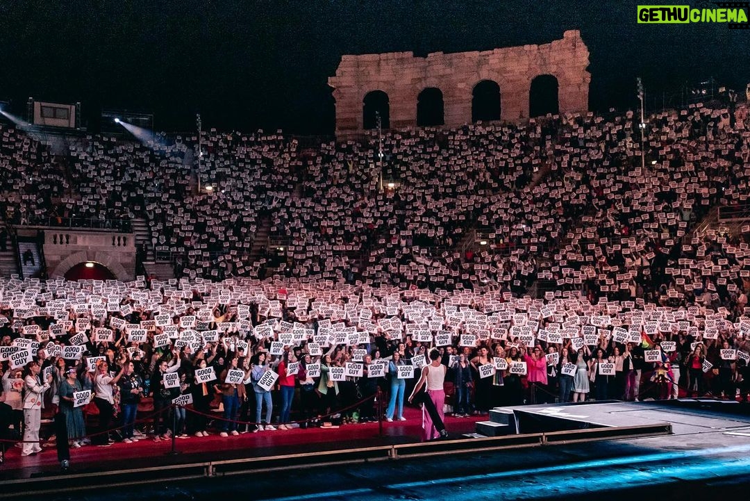 Mika Instagram - SO many special and magic moments thanks to the surprises and fan actions. One of those nights where there are all the spectacular aspects of a huge arena show but with a total erosion of the separation between me and the audience = emotion Una di quelle serate in cui ci sono tutti gli aspetti spettacolari di uno show da grande arena, però con una rimozione totale della separazione fra il pubblico e me. Tanta emozione .
